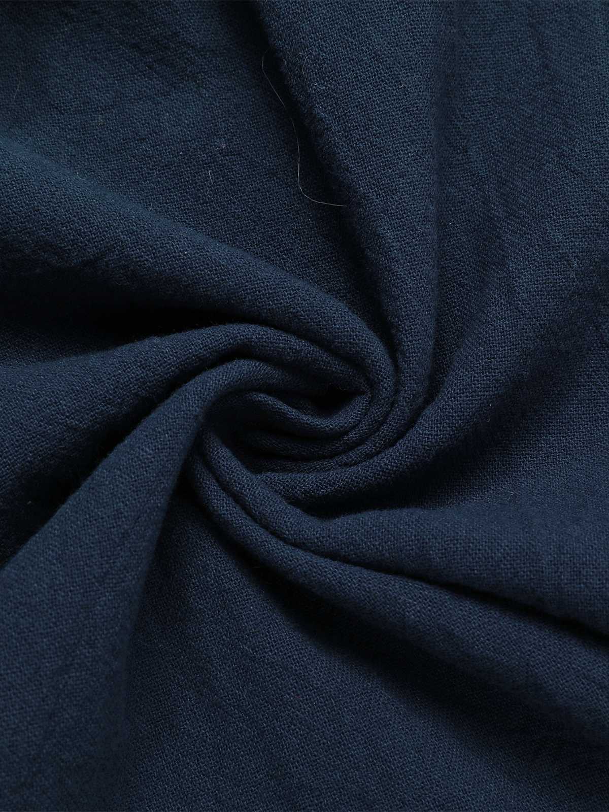 Dwuczęściowa bluzka z jednolitymi klapami i granatowa plisowana spódnica z lat 50. XX wieku