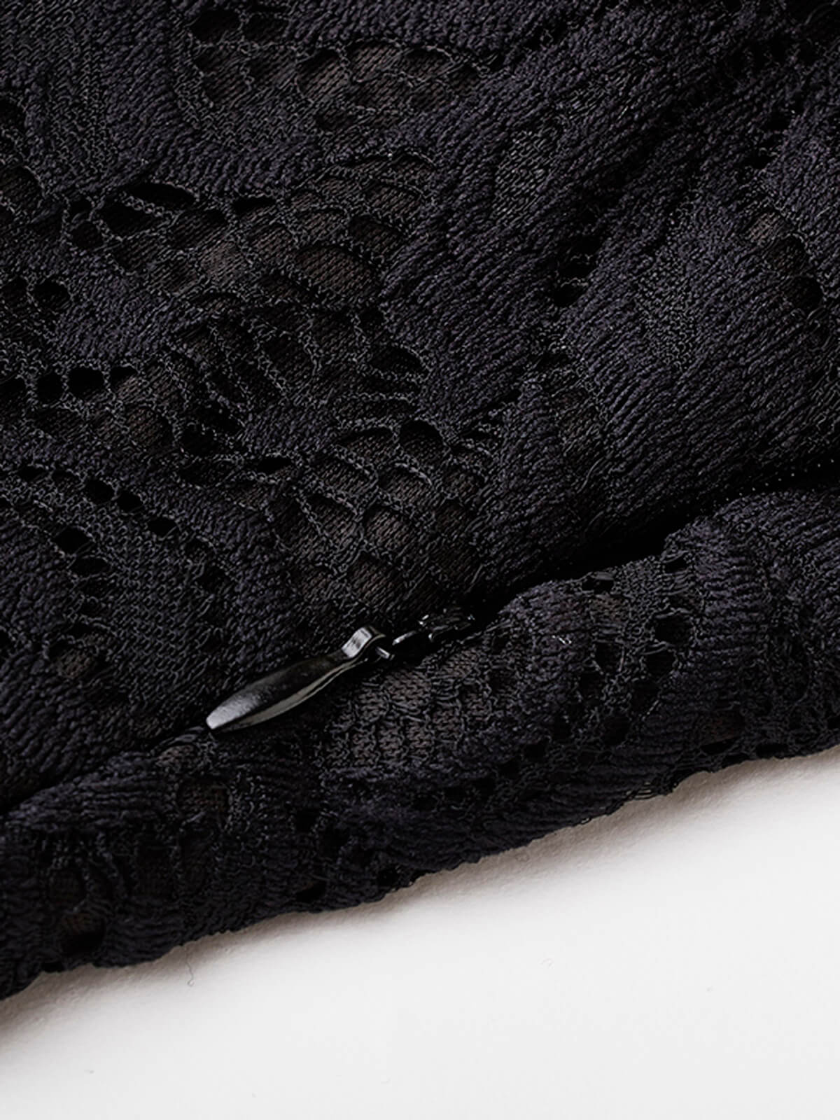 Sukienka z dekoltem w serduszko z lat 50., wiązana na szyi