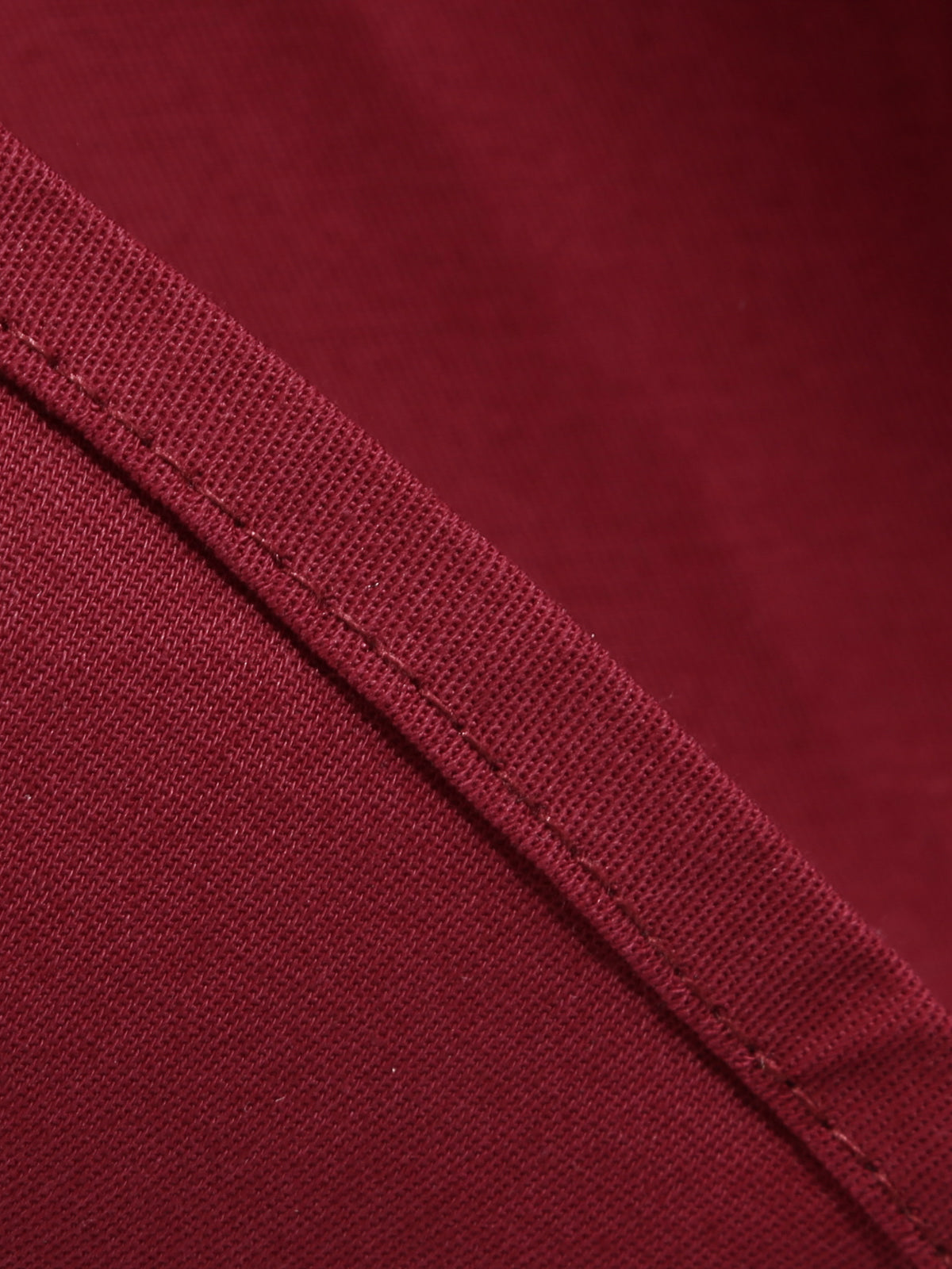 Sukienka z lat 40. w kolorze zieleni wojskowej, zapinana na guziki