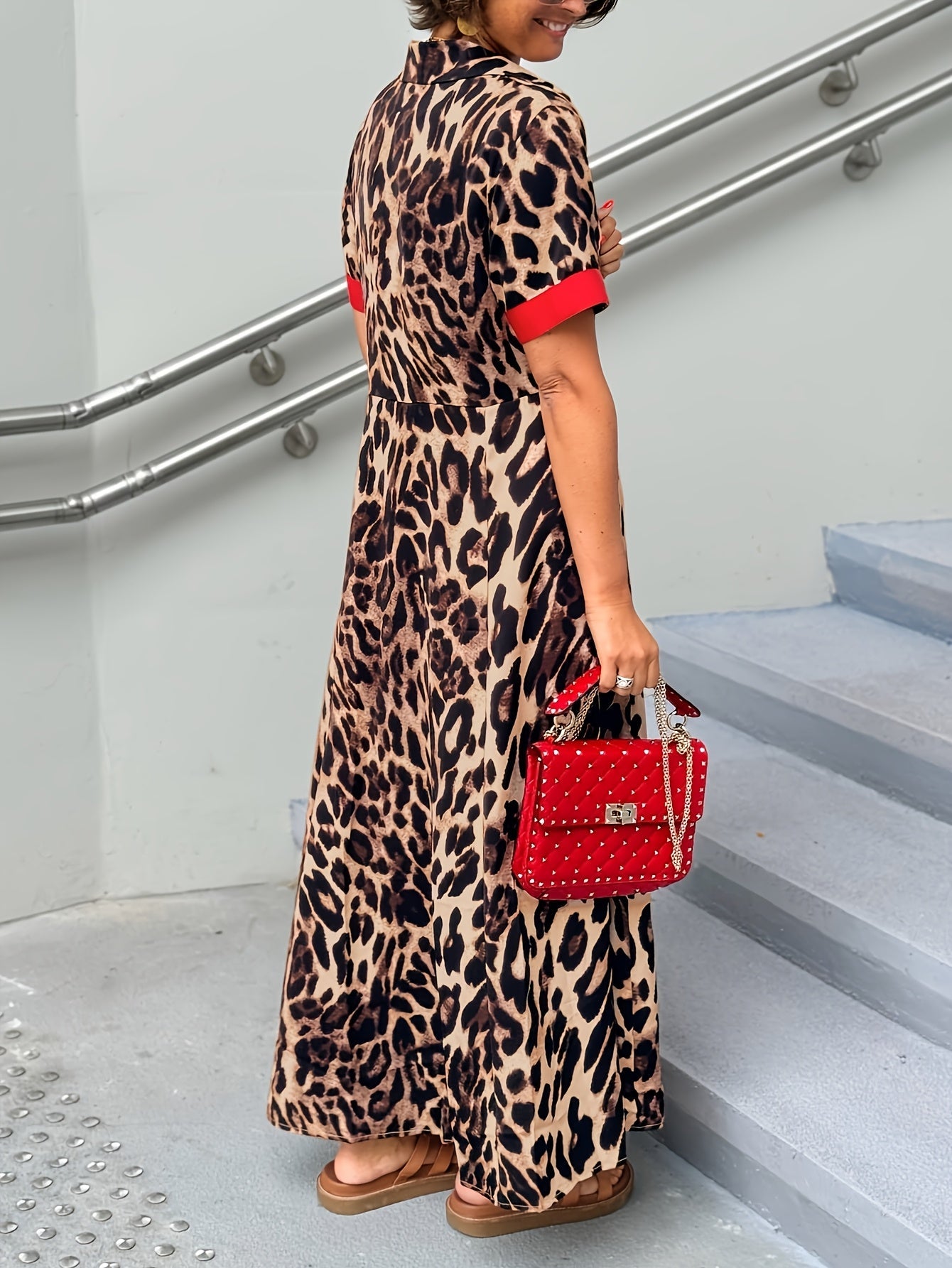 Mila – Luźna sukienka z nadrukiem w panterkę z kolorowymi detalami