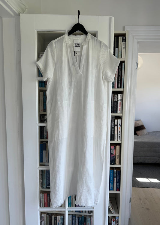 Projekt AJ117 Sukienka wiedeńska biała