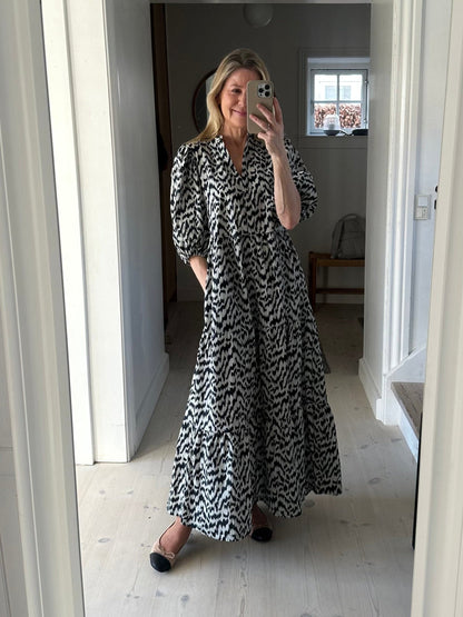 Czarna sukienka podłogowa Co'couture AtziCC