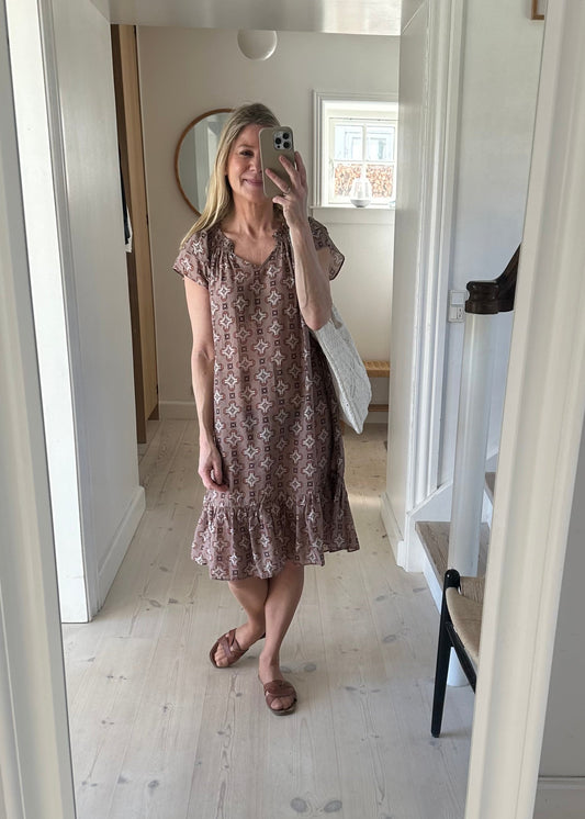 Sukienka Co'Couture Sunrise Crop EgyptCC w kolorze orzecha włoskiego