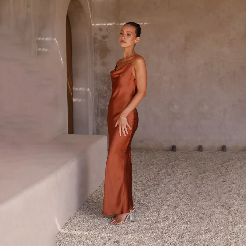 Klara™ | Satin Maxi Kjole med Cowl Neck