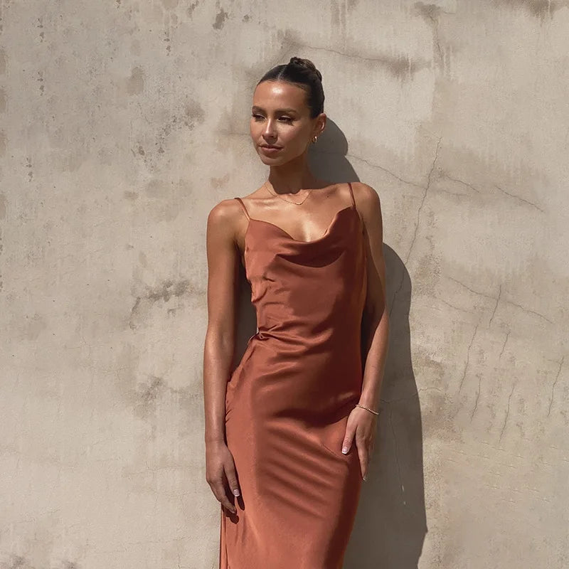 Klara™ | Satin Maxi Kjole med Cowl Neck