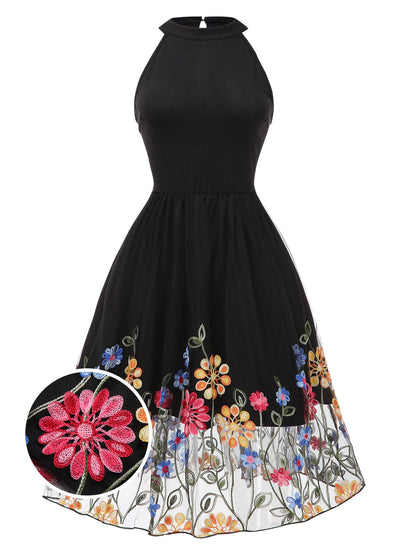 Niebieska sukienka z dekoltem w serduszko z lat 50. XX wieku z kwiatowymi guzikami