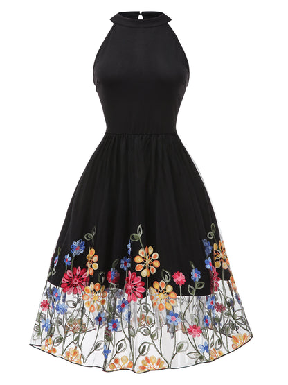 Niebieska sukienka z dekoltem w serduszko z lat 50. XX wieku z kwiatowymi guzikami