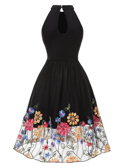 Niebieska sukienka z dekoltem w serduszko z lat 50. XX wieku z kwiatowymi guzikami