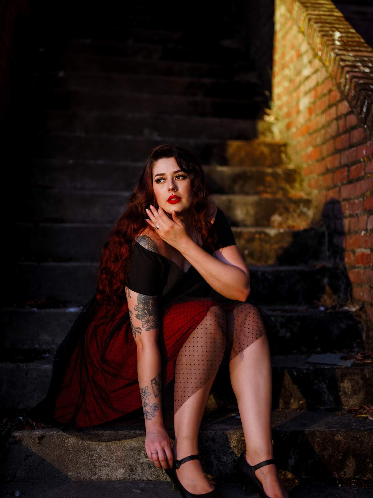 Dwuczęściowa bluzka z lat 60. w kolorze różowego różu i plisowana spódnica