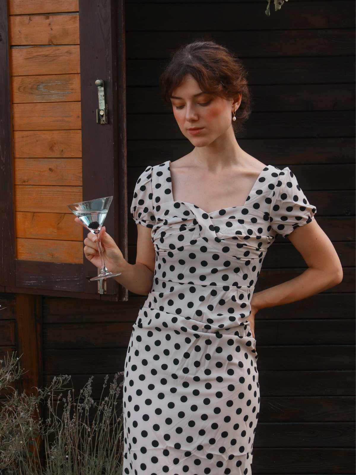 Beżowa bufiasta sukienka w kropki z lat 60.