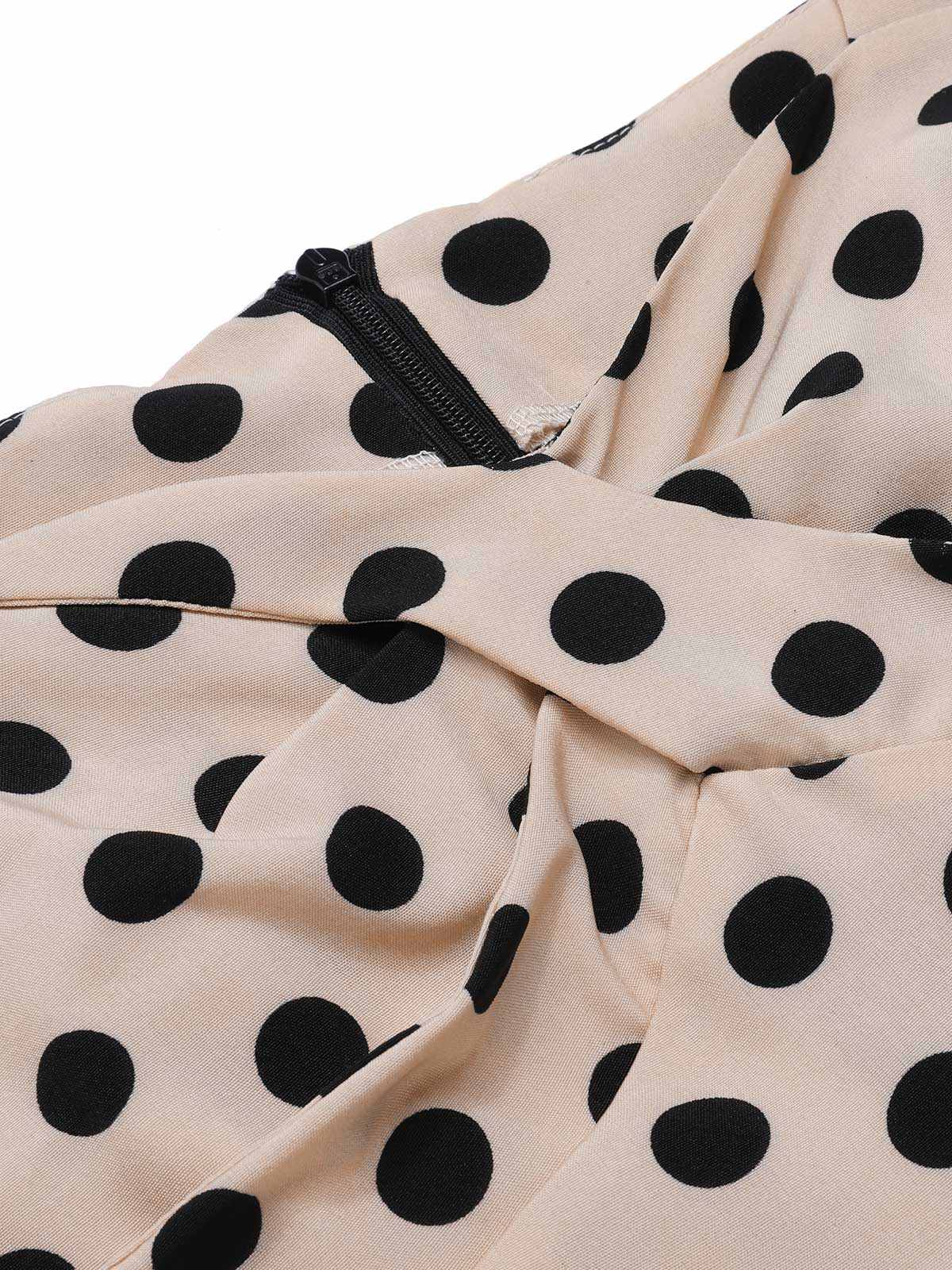 Sukienka koktajlowa pin-up z lat 50. w stylu vintage, w czarne groszki