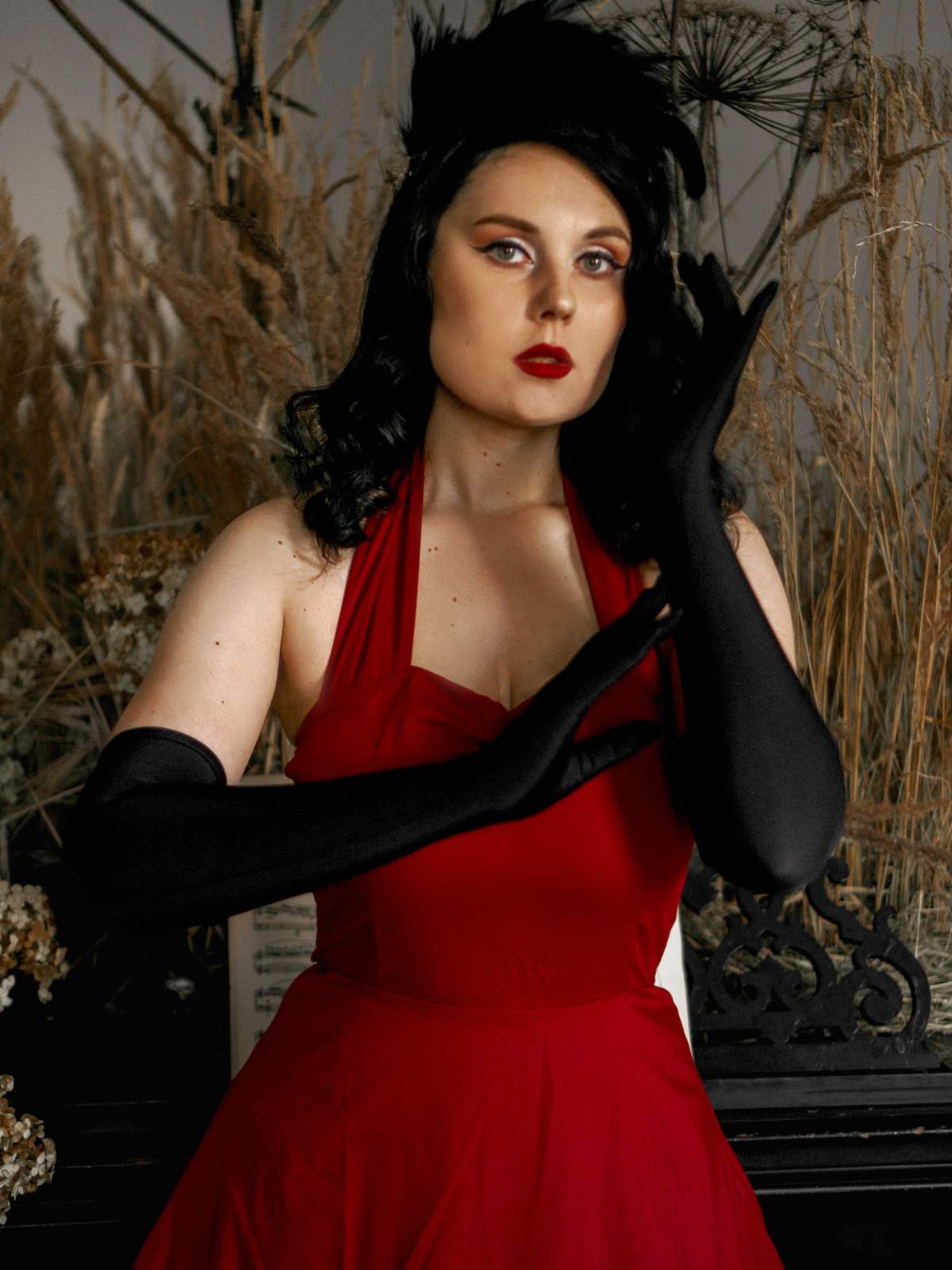 Sukienka z dekoltem w kształcie serca i wiązaniem na szyi z lat 50.