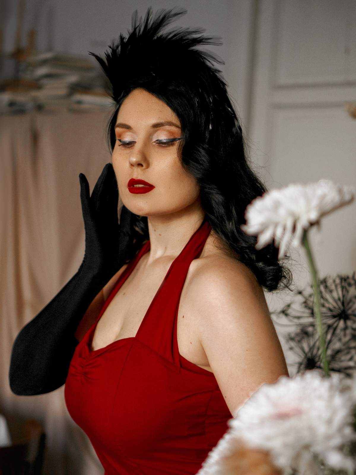 Sukienka z dekoltem w kształcie serca i wiązaniem na szyi z lat 50.