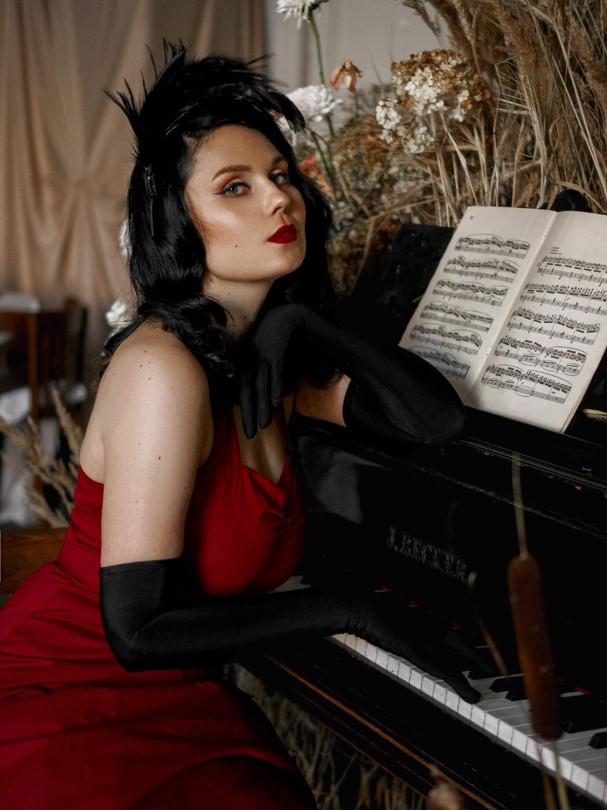 Sukienka z dekoltem w kształcie serca i wiązaniem na szyi z lat 50.