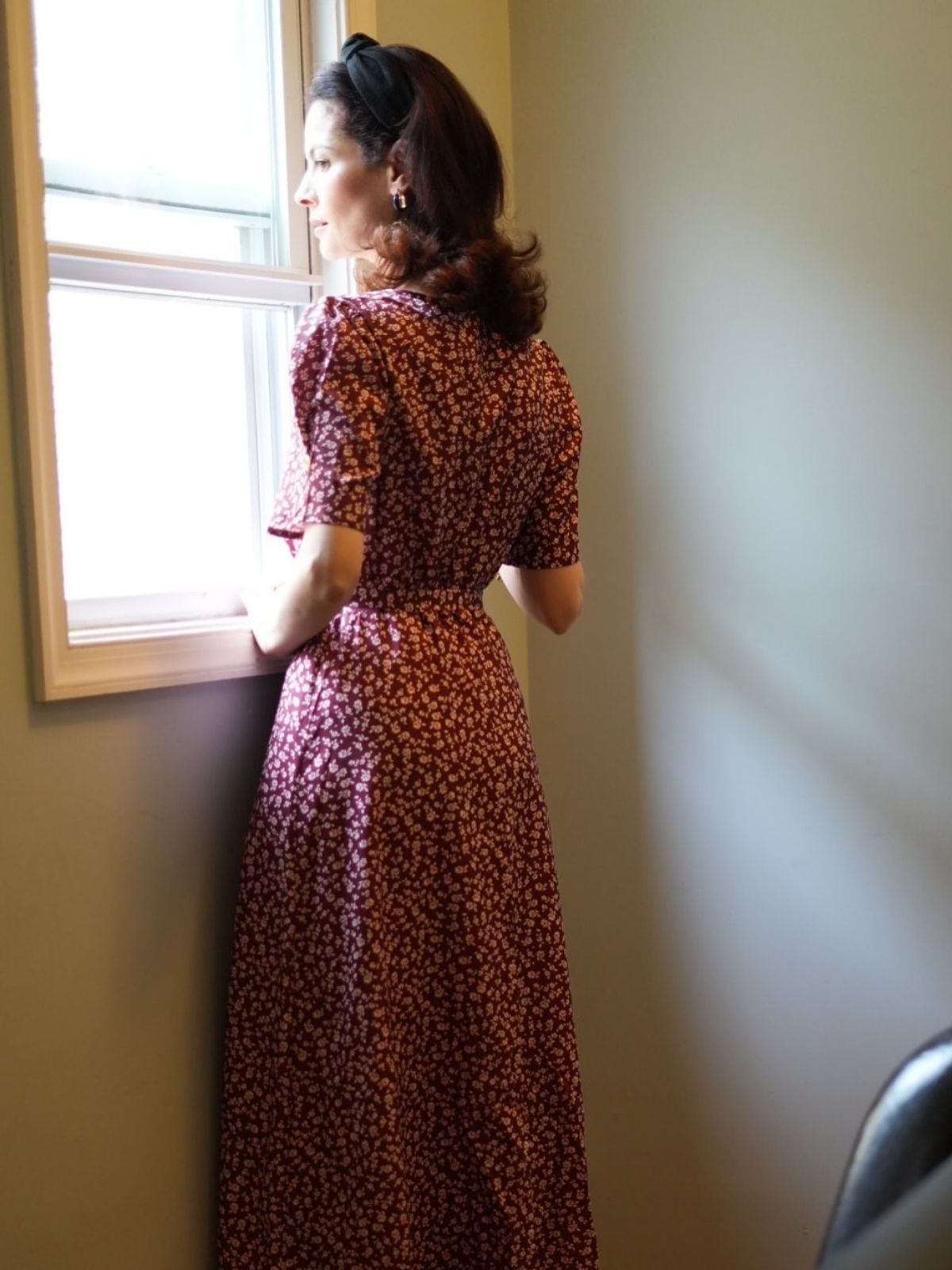 Pomarańczowa sukienka bez rękawów z muszką z lat 60. w kształcie łódki