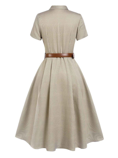 Brązowa sukienka w kratę z lat 40. z kołnierzykiem z muszką