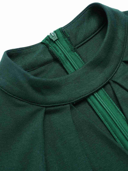 Sukienka w groszki z lat 50. w kolorze czerwonego wina z odkrytymi ramionami