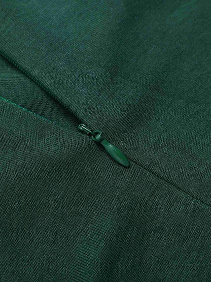 Sukienka w groszki z lat 50. w kolorze czerwonego wina z odkrytymi ramionami