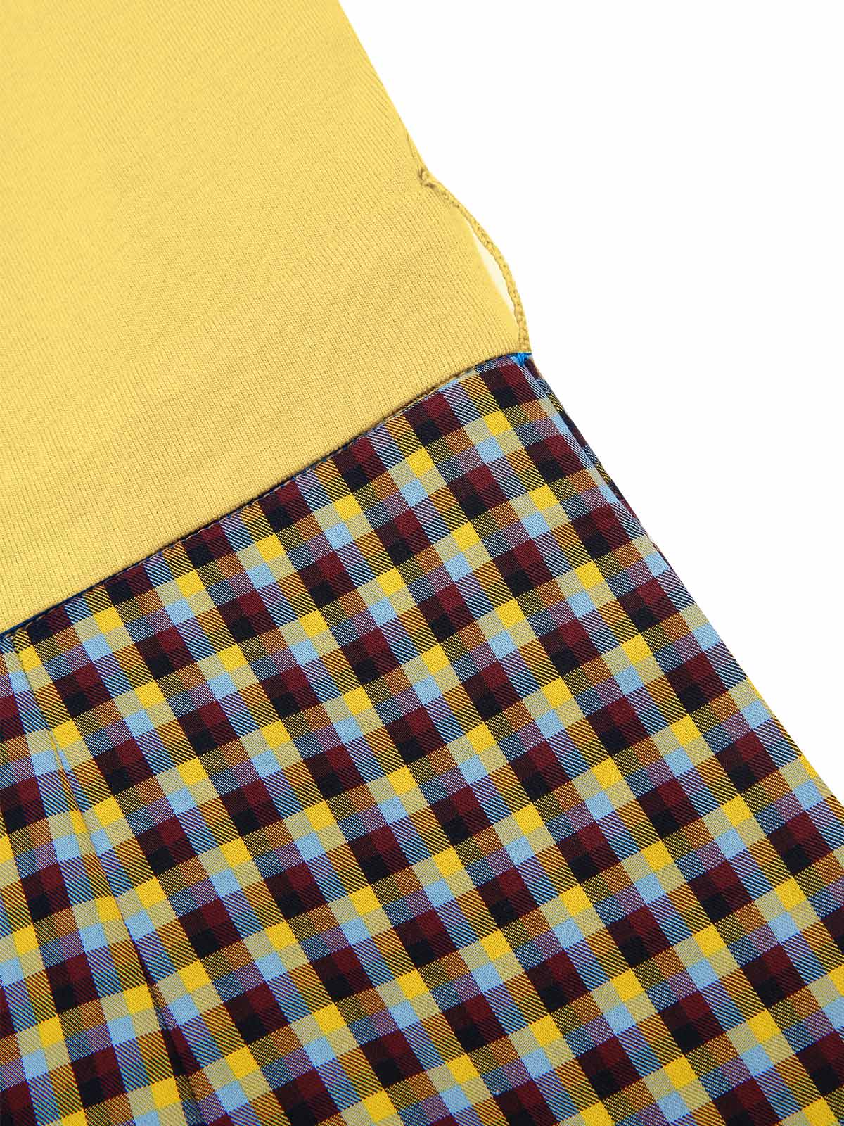 Sukienka w groszki z lat 50. w kolorze czerwonego wina z odkrytymi ramionami