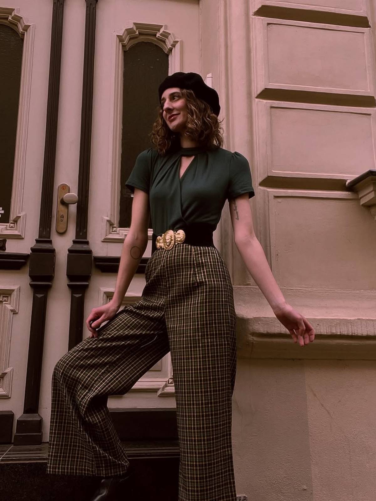 Sukienka w groszki z lat 50. w kolorze czerwonego wina z odkrytymi ramionami