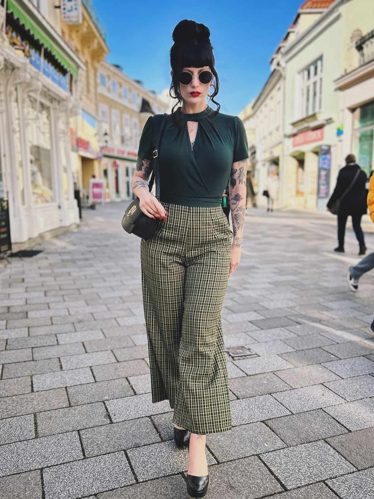 Sukienka w groszki z lat 50. w kolorze czerwonego wina z odkrytymi ramionami