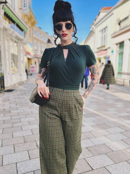 Sukienka w groszki z lat 50. w kolorze czerwonego wina z odkrytymi ramionami