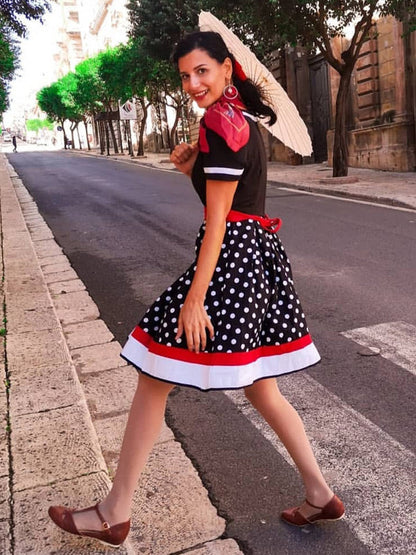 Sukienka koktajlowa vintage z halterem z lat 50., w czerwone róże z kwiatowym wzorem na imprezę