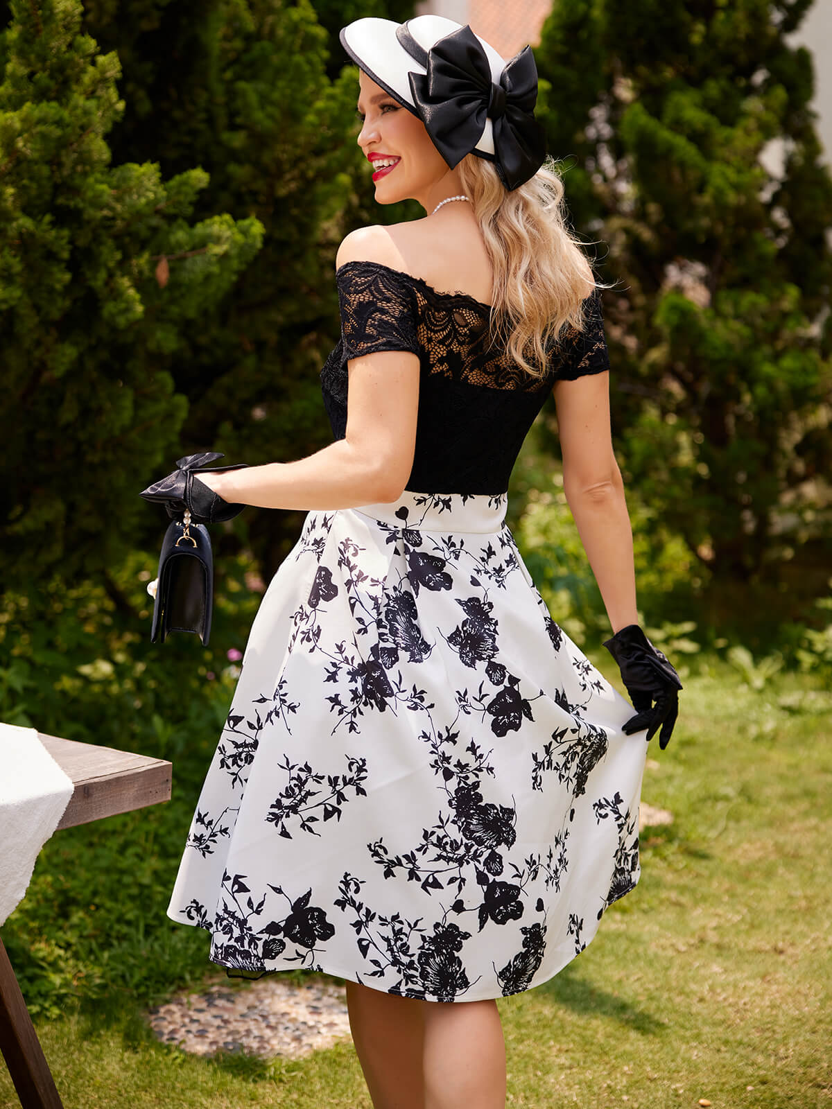 Sukienka z dekoltem w serduszko z lat 50., wiązana na szyi