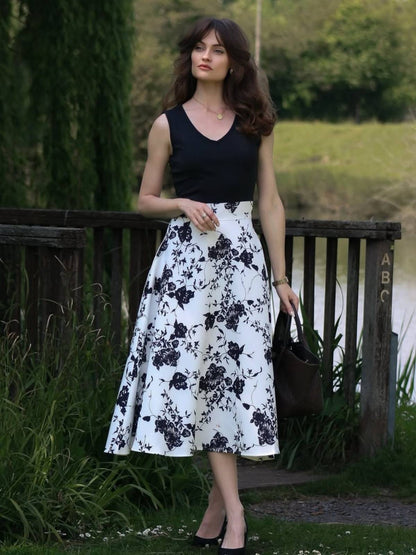 Czerwony kombinezon z głębokim dekoltem w serek i różami z lat 30.