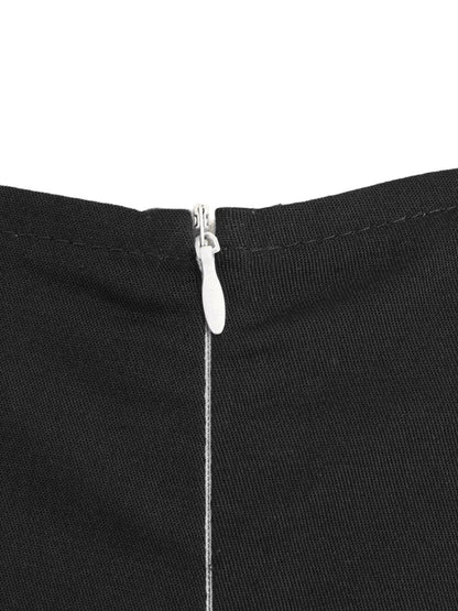 Sukienka z lat 40. w kolorze zieleni wojskowej, zapinana na guziki