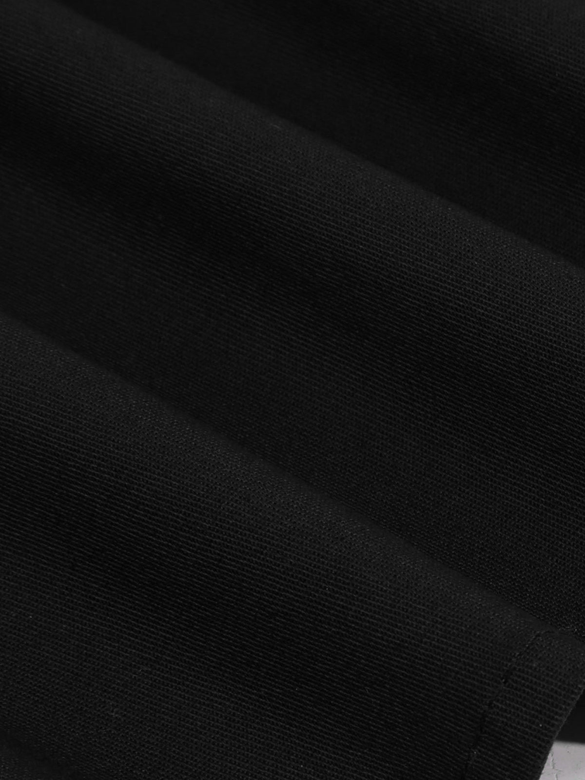 Sukienka z lat 40. w kolorze zieleni wojskowej, zapinana na guziki