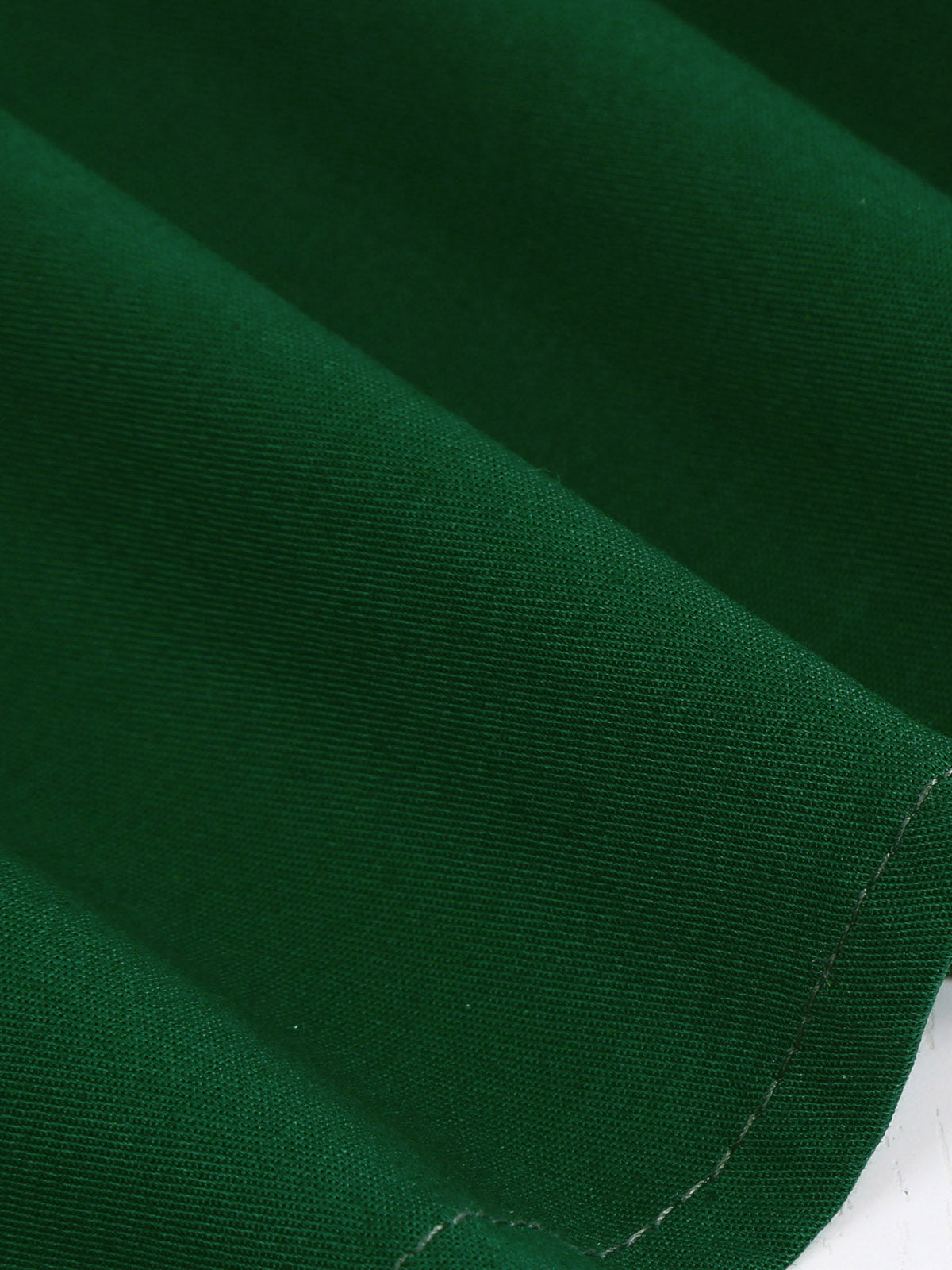 Sukienka z lat 40. w kolorze zieleni wojskowej, zapinana na guziki