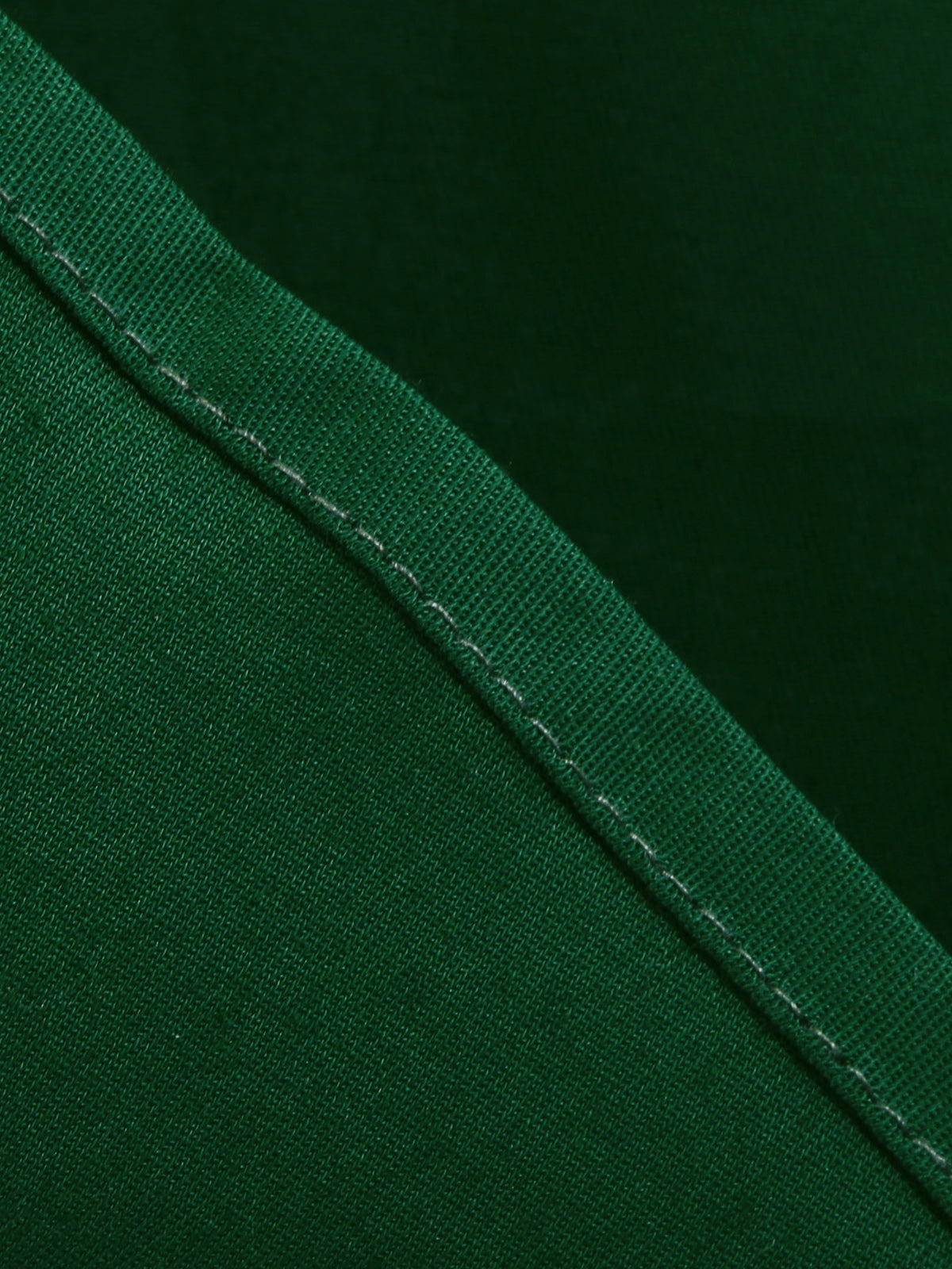 Sukienka z lat 40. w kolorze zieleni wojskowej, zapinana na guziki