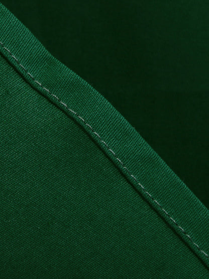 Sukienka z lat 40. w kolorze zieleni wojskowej, zapinana na guziki