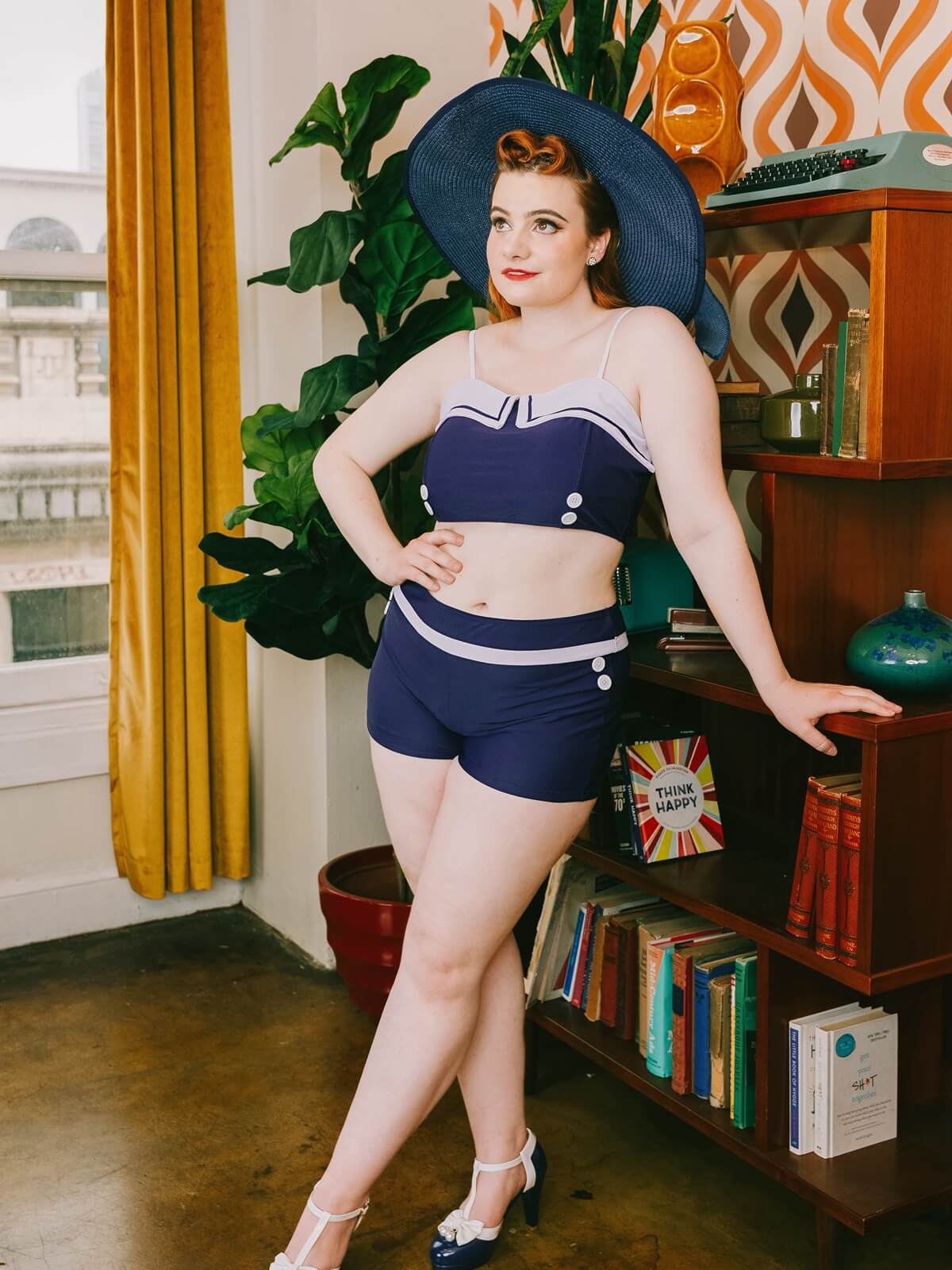 Sukienka dwurzędowa, granatowy garnitur marynarski z lat 50. XX wieku