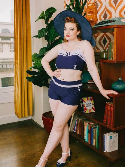 Sukienka dwurzędowa, granatowy garnitur marynarski z lat 50. XX wieku