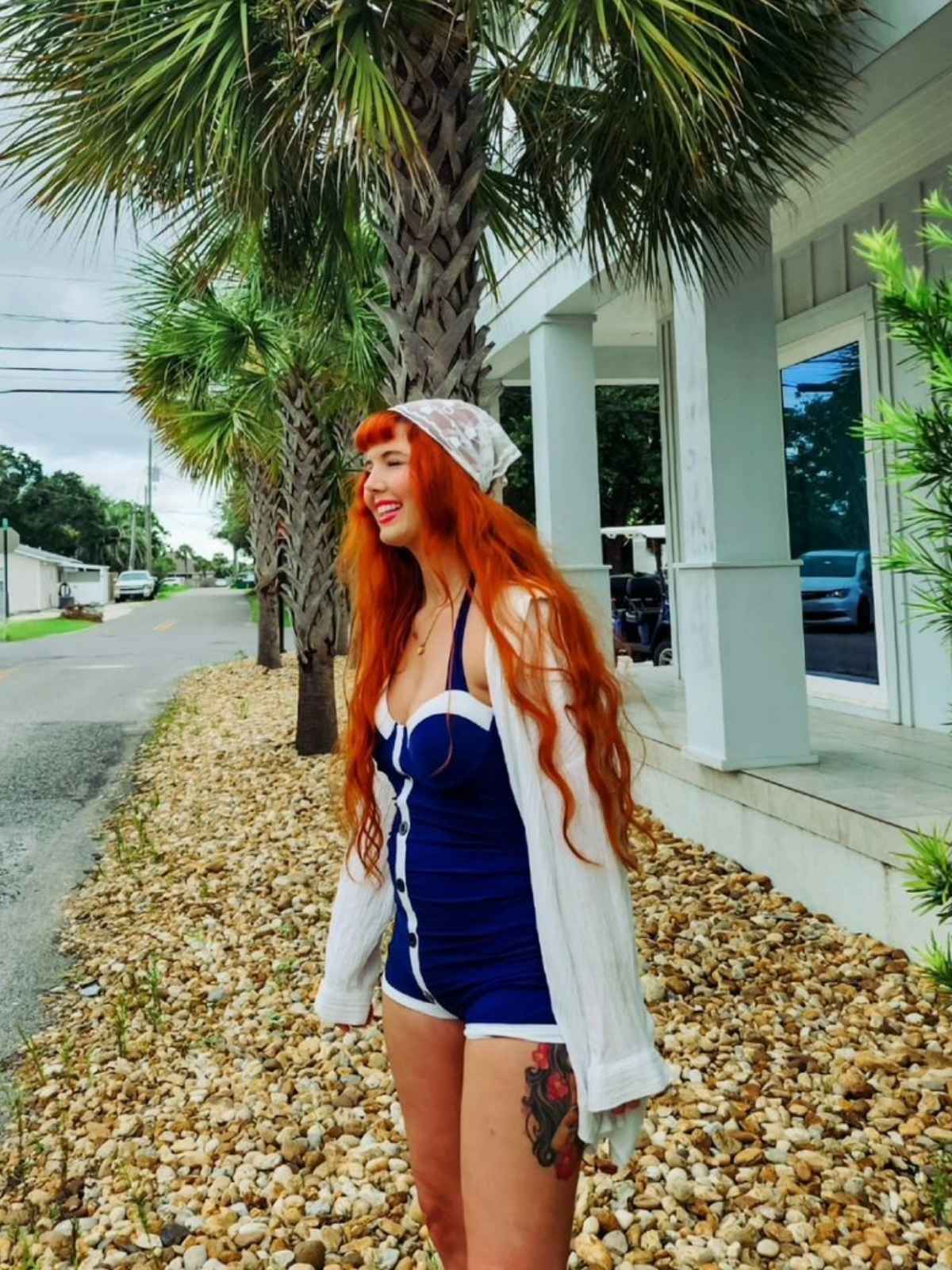 Dwuczęściowa bluzka w paski z lat 50. i plisowana spódnica