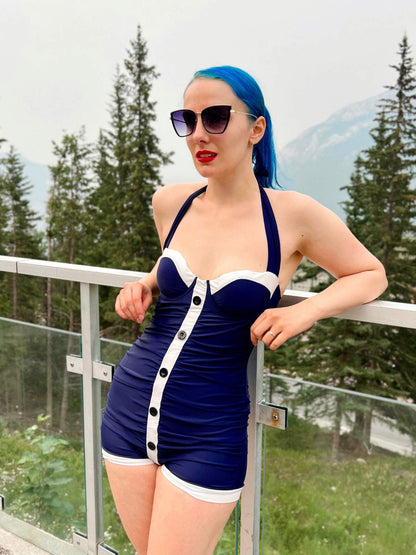 Dwuczęściowa bluzka w paski z lat 50. i plisowana spódnica