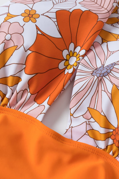 Czarny, kratkowany kostium kąpielowy z lat 40. XX wieku z dekoltem typu halter