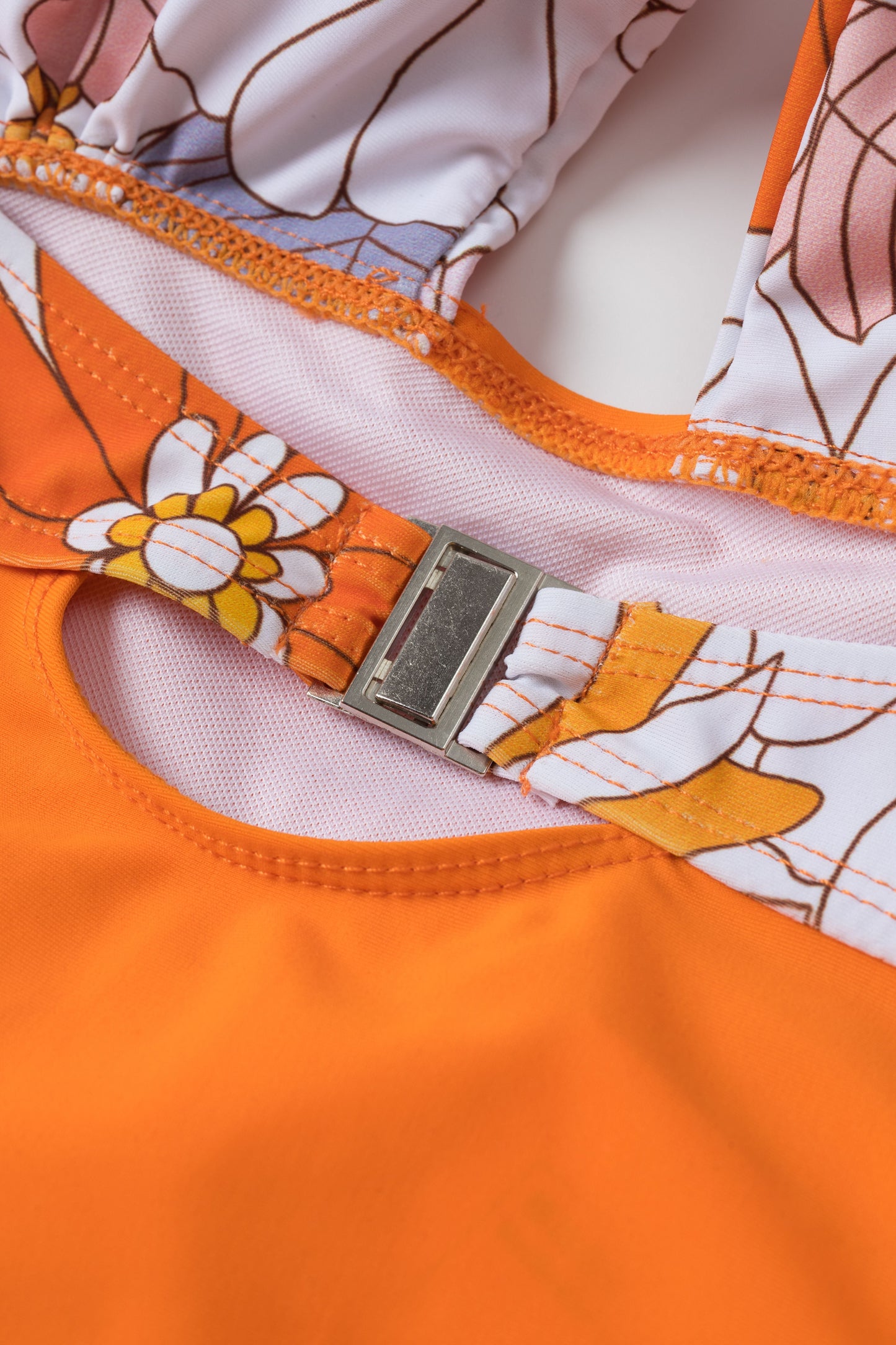 Czarny, kratkowany kostium kąpielowy z lat 40. XX wieku z dekoltem typu halter