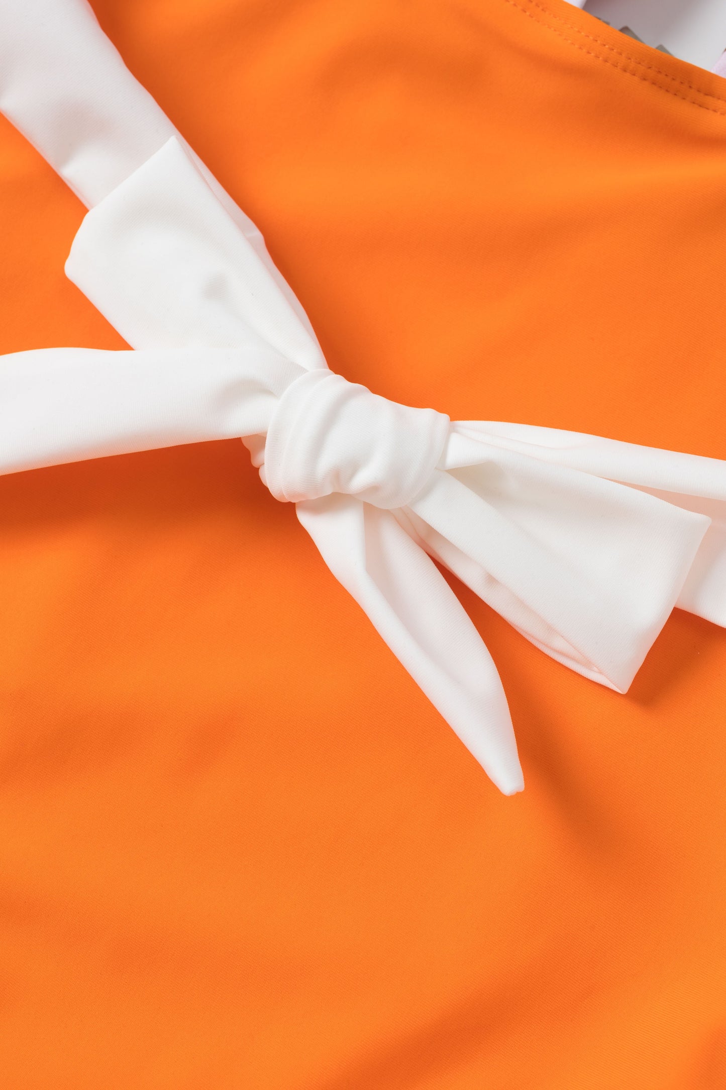 Czarny, kratkowany kostium kąpielowy z lat 40. XX wieku z dekoltem typu halter