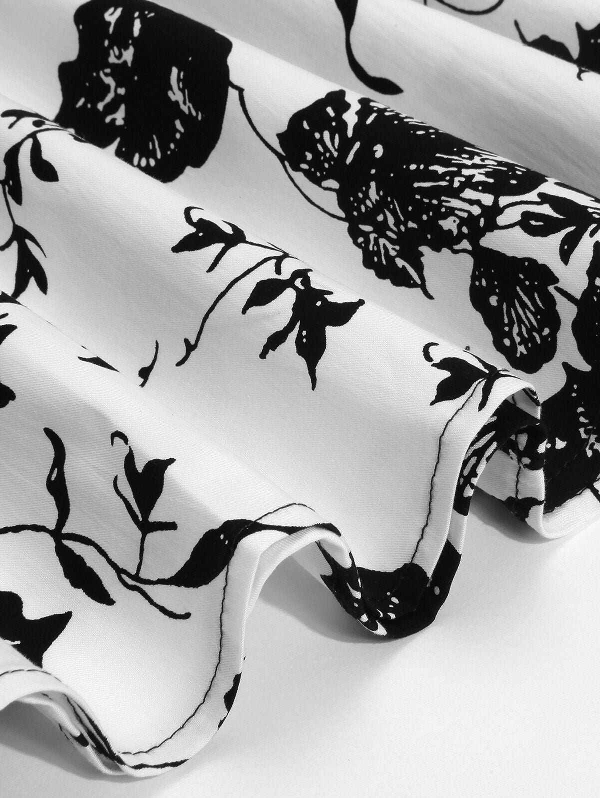 Czerwony kombinezon z głębokim dekoltem w serek i różami z lat 30.