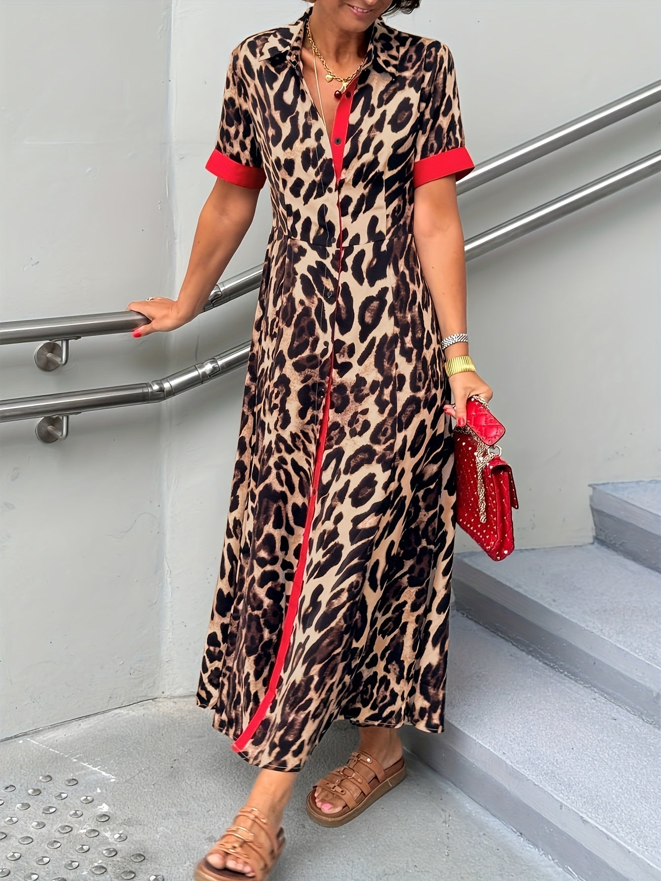 Mila – Luźna sukienka z nadrukiem w panterkę z kolorowymi detalami