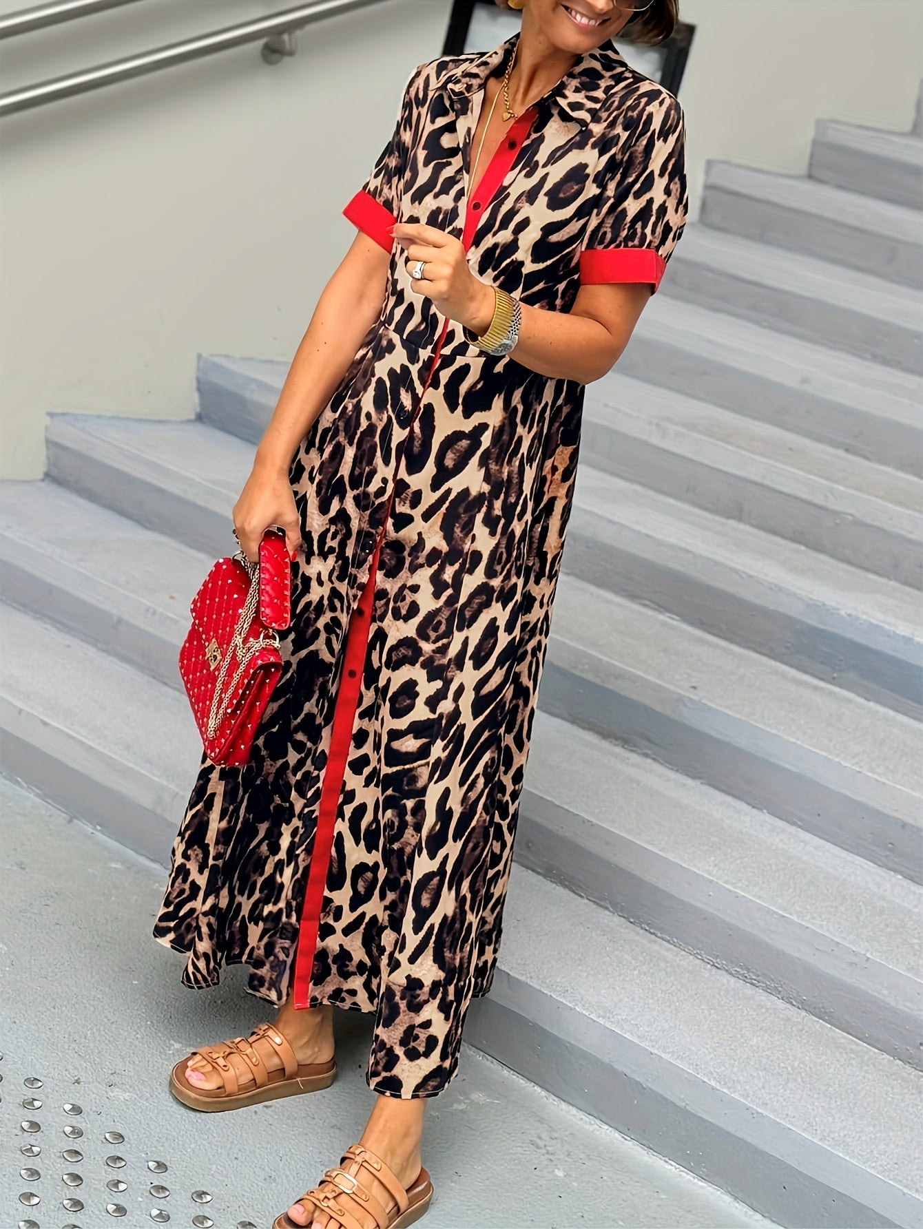 Mila – Luźna sukienka z nadrukiem w panterkę z kolorowymi detalami