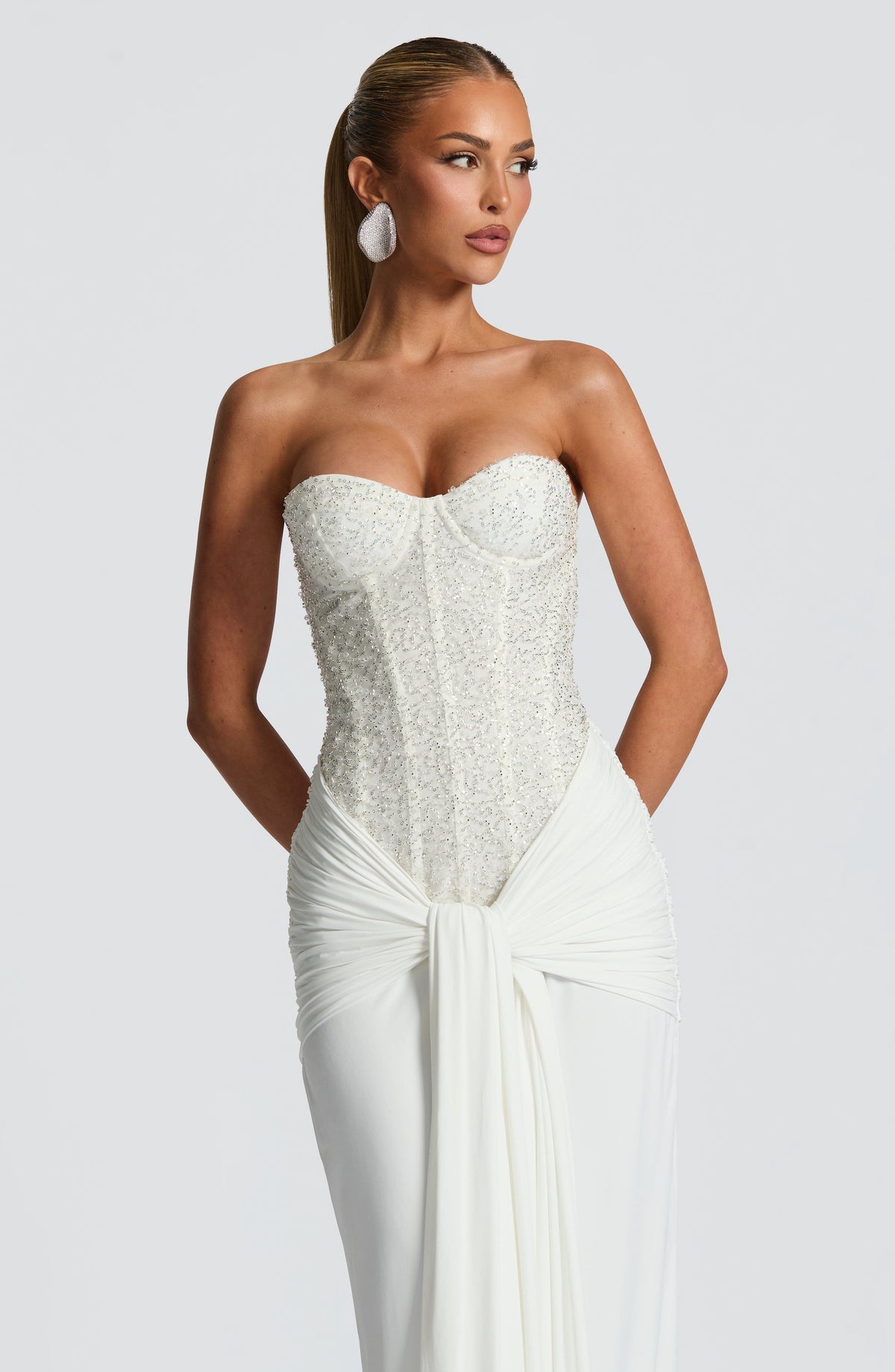 Gabriela | Elegancka sukienka maxi z gorsetem zdobionym koralikami