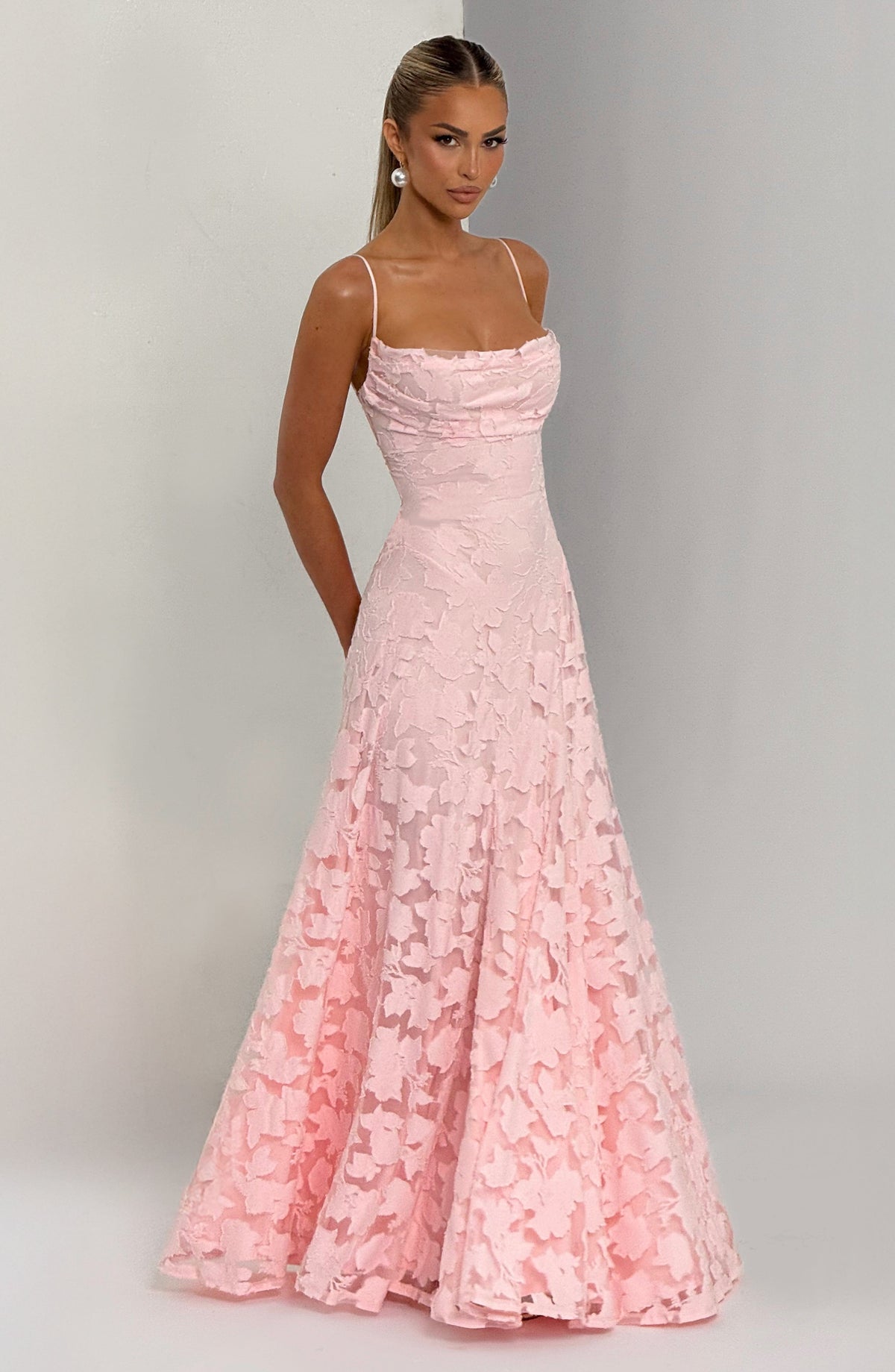 Pola | Elegancka sukienka maxi z kwiatową koronką