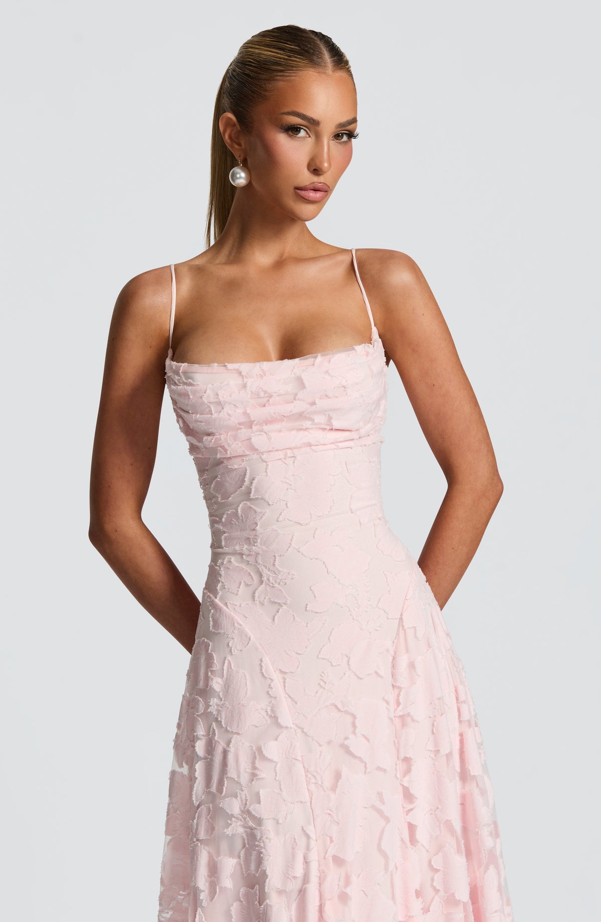 Pola | Elegancka sukienka maxi z kwiatową koronką